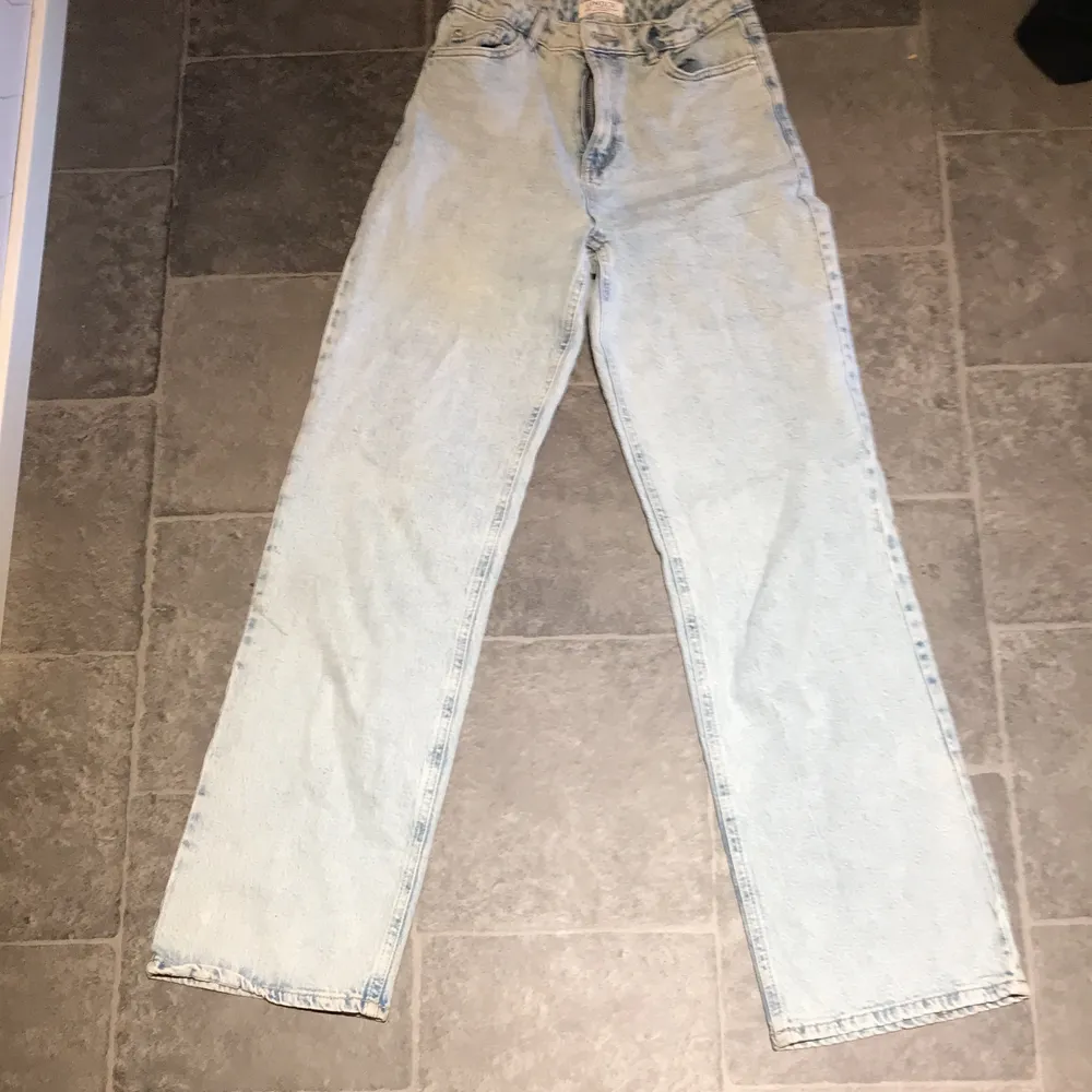 Säljer dessa jeans från Lindex, köpta för 350kr säljer för 120kr💗 hör av er vid andra frågor😊. Jeans & Byxor.