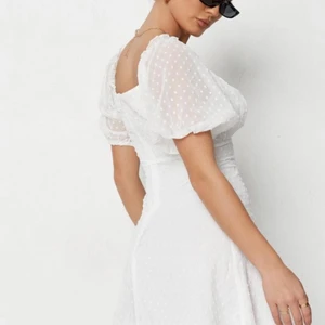 Vit klänning - Helt ny prislappar kvar, beställde den men den va tyvärr lite för liten. Strl 38. 100kr + Frakt☺️