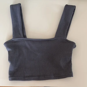 Hm mini top storlek XSS - Är för liten för mig nu och har använts en gång innan, tvättad en gång. Den är i fint skick!