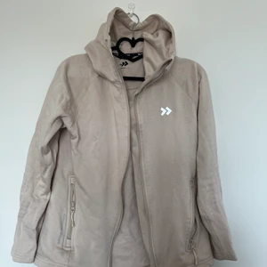 Lager157 träningströja  - Lite nopprig på armarna men försvinner nog med en tvätt. I övrigt fint skick