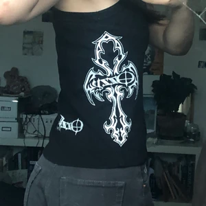 Coolt linne - Linne med coola detaljer från Humana. I väldigt bra skick💓 Storlek M men passar lika bra på mig som brukar ha XS/S