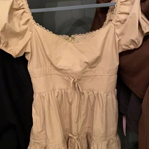 Klänning - Säljer en beige klänning från nakd i storlek Xs säljer då den inte passar mig, använt enstaka gånger och i nytt skick❤️