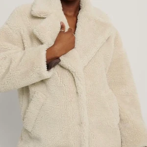 Beige Teddy jacka - Beige Teddy jacka, väldigt mjuk och skön i material. Knappar framtill, oanvänd