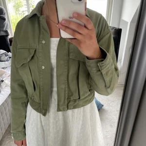 Grön jeansjacka  - Säljer denna fina jacka som passar super fint till sommaren! 