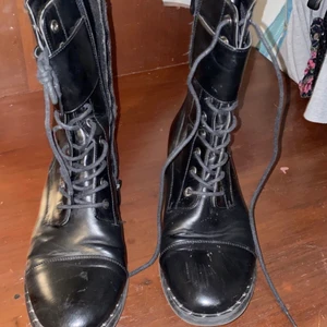 Kängor - Nästan oanvända skor Finns någon skrapa på skon vid tårna men annars inge fel på dem.