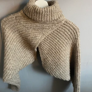 Stickad zara polo - Oanvänd stickad tröja från zara! Säljer för 200 med frakt inräknat! Vid snabb affär sänker jag priset💕🤍