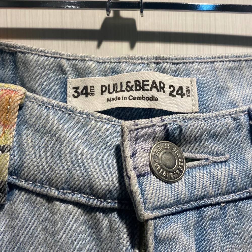 Ljusa jeans med sesame street tryck på från Pull & bear, supersköna jeans men kommer tyvärr inte till användning längre. Jeans & Byxor.