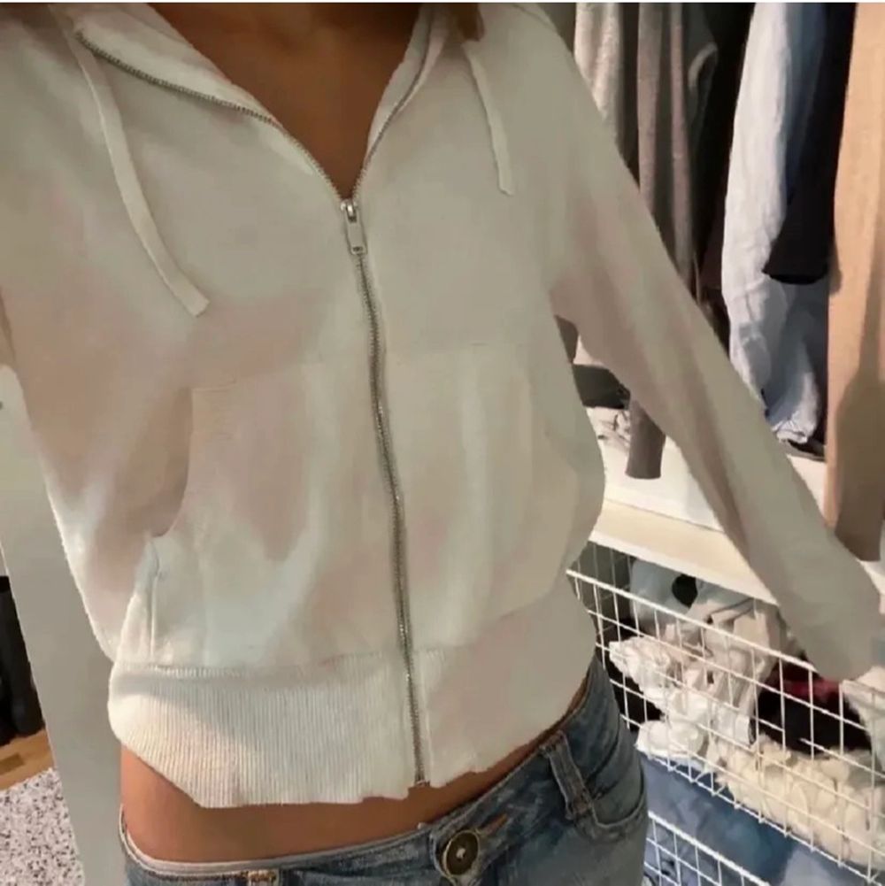 Intressekoll på denna populära stickade koftan från h&m fast i vit som ni ser på andra bilden!🤍 Högsta bud 310🌸. Huvtröjor & Träningströjor.