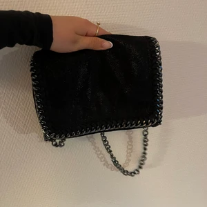 Stella Maccartney liknande väska  - Säljer denna stella maccartney liknande väskan som är köpt utomlands❤️‍🔥 super bra skick och super fin🤩 köparen står för frakt
