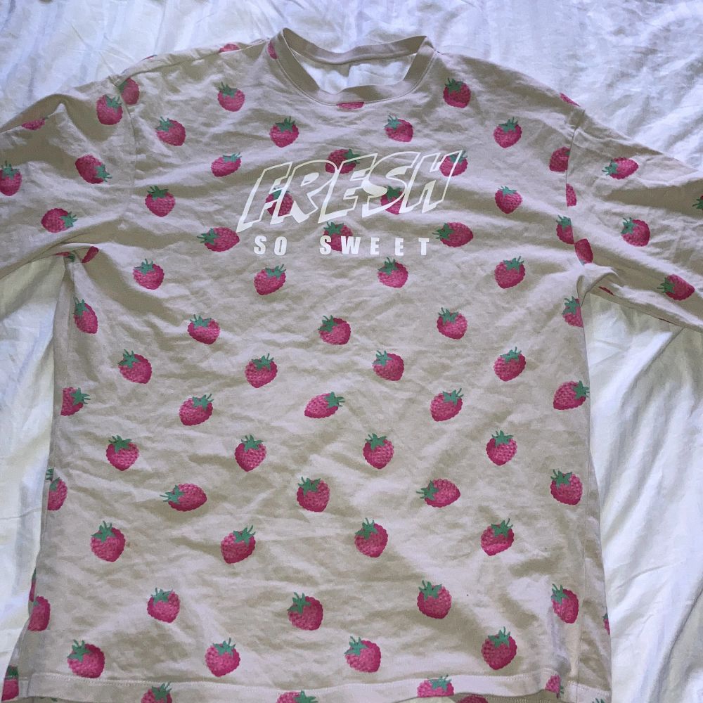 Från H&M! Har jordgubbar på sig och är beige! Öppen i ryggen, storlek XXS men passar S och möjligtvis M är stor och skön men öppen till sommaren! Frakten som står gills INTE, utan diskuteras privat istället!. T-shirts.