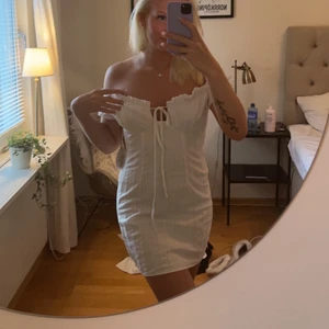 Studentklänning oanvänd!!  - Intressekoll på denna söta vita klänning, perfekt till student eller skolavslutning! Helt oanvänd (testad såklart) med prislapp kvar, från nelly! 🌸 Pris kan diskuteras 
