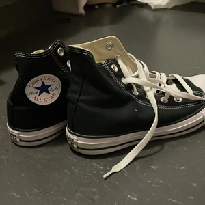 CHUCK TAYLOR ALL STAR HI - !RESERVERAD! svarta converse i storlek 39. kan passa 38 med lite bredare fötter. Jag har bara använt skorna ett få tal gånger. Köpta för 800, säljer för 400 (kan komma att sänka priset) frakt ingår inte i priset och det står den som köper för.