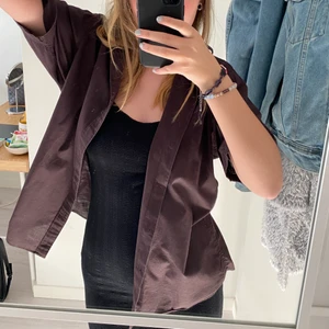 Tshirt skjorta  - Säljer denna tshirt skjortan som e i en otroligt fin vinröd färg. Köpt second hand men i fint skick! Perfekt att ha över klänningar eller bara på stranden. Vet it storleken exakt men skulle säga att den är L. Hör av er vid frågor eller fler bilder. Frakten tillkommer 🥰