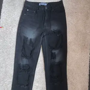 Svarta jeans men hål över hela benen och uppvikta kanter. Väldigt coola jeans men tyvärr blev dom för små. Endast använda 2 gånger. Skulle säga att den passar 34-36