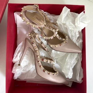 Valentino - Intressekoll på mina valentino heels, köptes för runt 10k och har alla tillbehör 🤎🤎 perfekta nu till bal & student!! Pris kan diskuteras vid snabbaffär!!