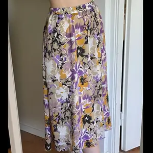 Fin blommig kjol från märket Ichi!💜 Den är i mellanlängd och storlek S. Lätt använd men i gott skick!