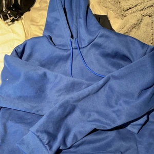 Blå hoddie - Fin blå hoddie, tyvärr kommer den inte till användning då jag råkade beställa två likadana! Därför väljer jag att sälja en. Älskar färgen och dej är aldrig använd endast testad!
