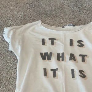 ‼️vit t-shirt med text‼️ - ‼️säljer denna fina vita t-shirten med  text perfekt nu till sommaren.I storlek 146-152‼️