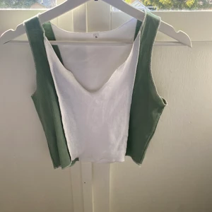 Topp - En gullig sommartopp  som tyvärr inte kommer till användning längre, normal i storlek och använd få gånger💕