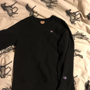 Champion tröjja - Säljer en as fet tröjja ifrån champion, beställde den för 2 veckor sen för 650kr på rea ord pris 899. Har ej använt den för att den inte passar mig, så att den är som ny