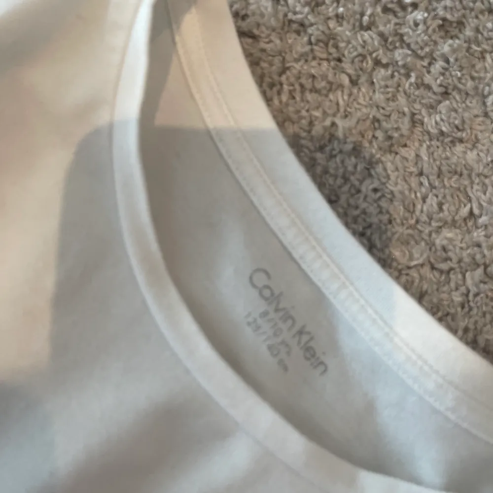 🌟säljer denna superfina vit & rosa Calvin Klein t-shirten köpte den förra sommaren. I storlek 128-140 men passar mig som har storlek 152☀️. T-shirts.