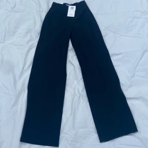 Tygbyxor/kostymbyxor BERSHKA - Tygbyxor/kostymbyxor från bershka. Aldrig använda då dom är för långa för mig. Glömt skicka tillbaka dom så de gått för lång tid darför jag säljer dem här. Nypris 299kr mitt pris 200kr. Riktigt snygga!!