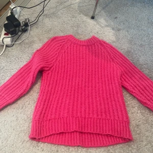 💓rosa stickad tröja💓 - 💗säljer denna rosa stickade tröjan från zara köpte den förr förra vintern i jättebra skick andvänd endast 3-4 gånger i storlek 140 men passar mig som har storlek 152💓