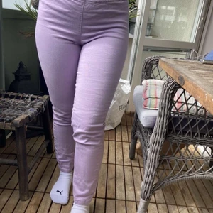 Stretchiga byxor - Lila byxor. Aldrig används. Sköna. Frakt ingår inte i priset. 