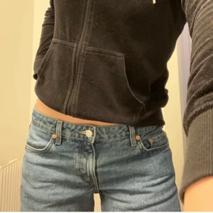 Arrow low - Säljer mina Arrow Low i storlek 26/32 som är sprättade längst ned och motsvarar därmed mer 26/34. 