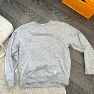 basic sweater - grå swetshirt från weekday med as skön passform