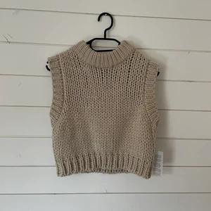 Stickad väst - Supersnygg stickad väst från NA-KD storlek S/M, helt oanvänd med prislapp kvar