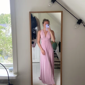 Balklänning stl S - Säljer min gamla balklänning som är lite lång på mig (jag är 170cm lång). Den blir dock prefekt i längden med ett par klackar, annars kan man lätt klippa av den. Går att knyta på massvis med sätt. Jag kan mötas i Stockholm eller frakta. Fraktkostnad tillkommer.