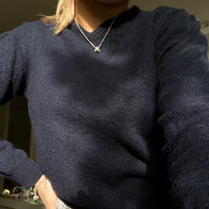 Blå v-ringad - Säljer denna superfina blåa tröja då den aldrig kommit till användning. Endast använd ett fåtal gånger. Frakt tillkommer