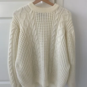 Stickad tröja  - Nästan aldrig använt stickad tröja 🤍. Tröjan är storlek XL fast jag har använt den och vanligtvis har jag storlek S, hade den som oversize