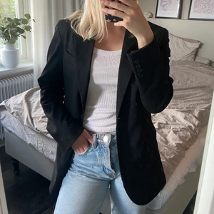 svart blazer - Svart oversized blazer från Monki, säljer pga att jag har flera styckna. Bra skick och använd få gånger! (ordinarie pris 400kr)