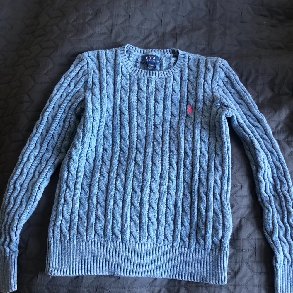 En superfin kabelstickad Ralph Lauren tröja i nyskick. Orginalpris: ca 1300kr. Säljer för 200kr. Pris kan diskuteras. Tröjor & Koftor.