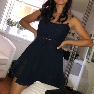 Ida Sjöstedt klänning marinblå - En superfin klänning från Ida Sjöstedt, kostade ca 1500kr som ny, säljs pga att den är för liten o därmed knappt använd. 