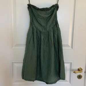 Grön bandeauklänning - Super cool grön bandeauklänning från fornarina som är köpt second hand. Den är i fint skick, köparen står för frakt💚