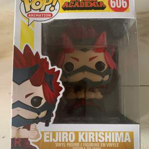 MÖTS ENDAST UPP!! Säljer denna figur av Eijiro Kirishima eftersom jag inte längre gillar My Hero Academia. Köptes ett par år sen. Det finns två gula sträck på ansiktet som var där när den köptes och går inte bort, är dock inte så synligt. 