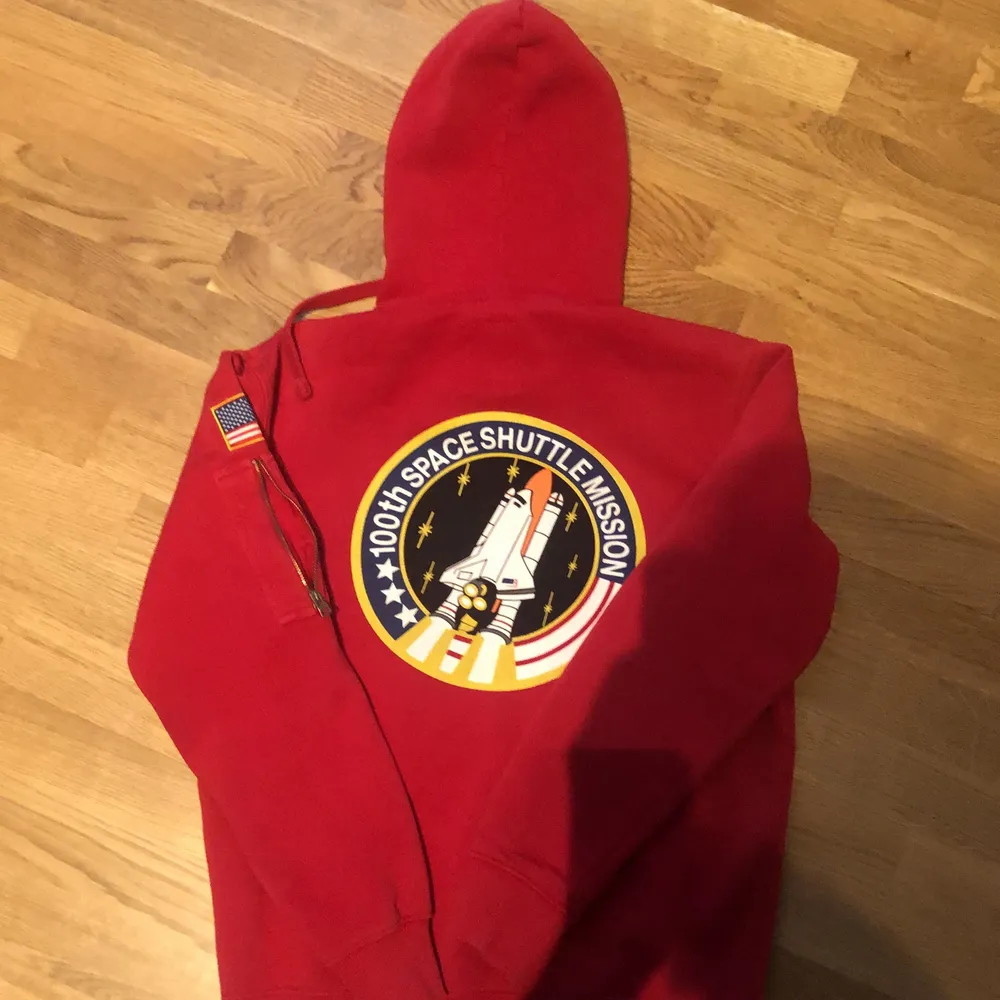 En alpha industries NASA hoodie i storlek Small. Hoodies.
