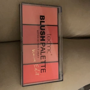 Smink - Säljer dessa, rouge är endast testad och säljer den för 40 kr, och läppglansen från maybelline är också endast testade och säljer dem för 50 kr styck. Sen har jag gjort egna läppglans som ska vara bra för läpparna och säljer dem för 20 kr styck men om man köper alla kostar det 50.