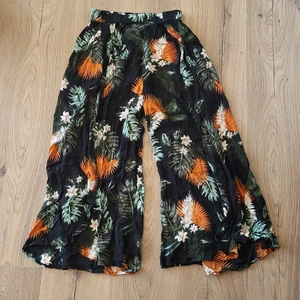 Somriga Byxor - Svala byxor med blomigt mönster, något utsvängda 