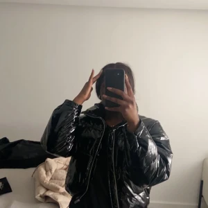 Lackjacka - Ancänt 4 ggr, jätte fin. Men har ingen användning till den. Storlek S men stor i storleken 