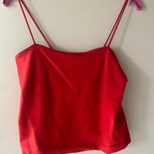 Rött linne  - Säljer detta röda linne ifrån Ginatricot i storlek M  för 40kr 