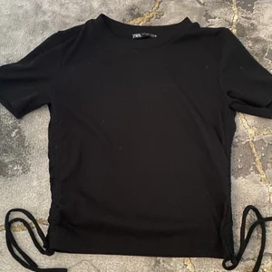 T-shirt med ribbning  - Strl S, från ZARA, knyt på sidorna