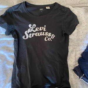 Levis tröja XS - Mörk grå Levis tröja med vit text i storlek XS, nyskick. Köparen väljer frakt 