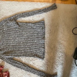 Grå ribbad topp från Holister - Grå ribbad topp, i stolek L men passar en S, endast provad. Säljer för 70+frakt. Finns i Borås kan även skickas, osäker på fraktkostnaden men detta ska kollas upp.