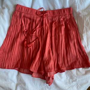 Korallfärgade shorts från Zara! Använda några gånger, men som nya. Köparen står för frakten 💗