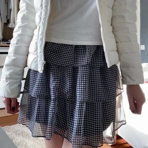 Volang kjol  - Säljer denna super söta kjol från hm(köpt förra året ) , den är i st M men jag har en säkerhets mål runt midjan så den sitter super fint ❤️ 