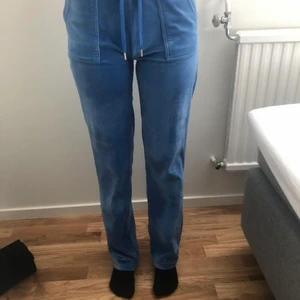 Juicy conture  - Hej, säljer mina blåa juicy då dem ej är i min passform längre. Byxorna är köpta i butik runt om kring december. De är i bra skick förutom att sömmen gått upp litegrann på ena bakficka, vid intresse kan fler bilder skickas. Säljer för 700kr 